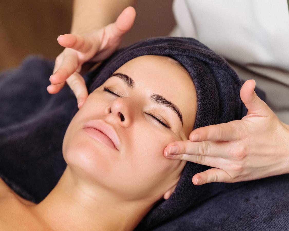 Отель Address Стамбул Экстерьер фото A woman receiving a facial massage