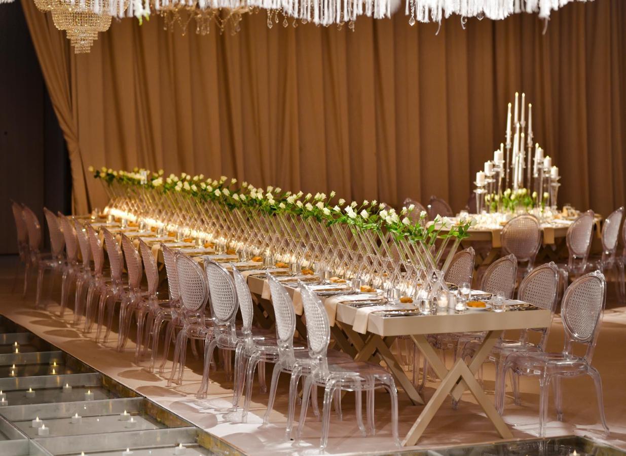 Отель Address Стамбул Экстерьер фото A long table with chairs