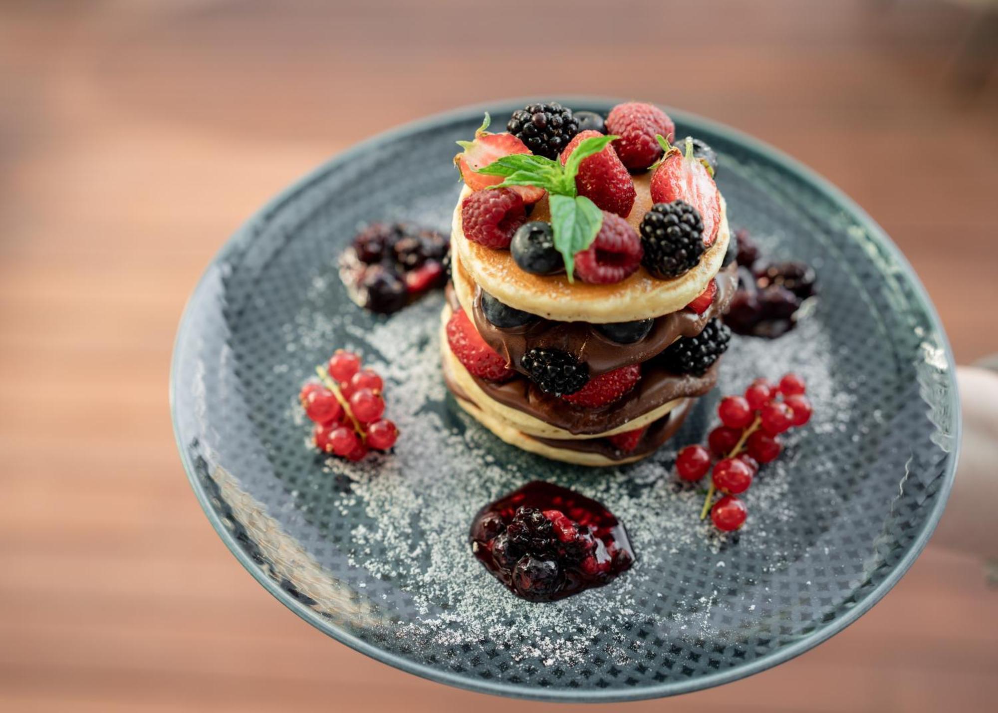 Отель Address Стамбул Экстерьер фото A stack of pancakes with fruit